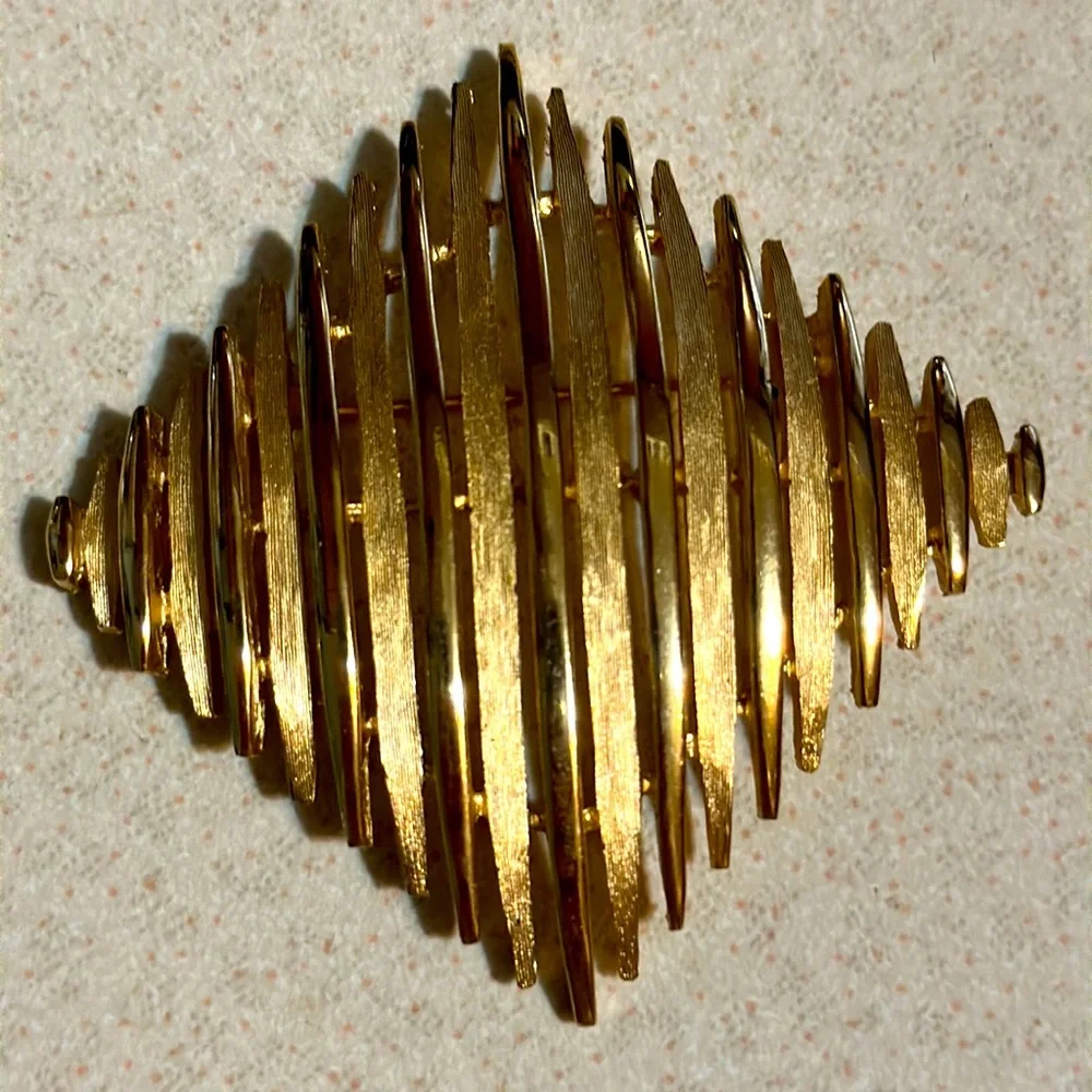 Vintage Trifari crown gold tone brushed and polished broach (646)